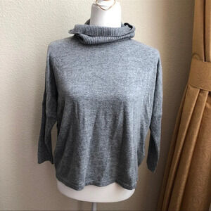 Forever 21 Cropped Grey knitted turtle neck size M like new